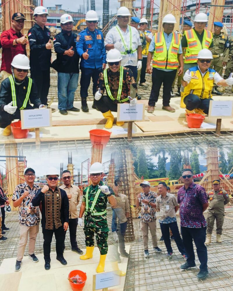 Wali Kota Sungai Penuh bersama Kepala Dinas PUPR saat peletakan batu pertama pembangunan Pasar Sungai Penuh. 