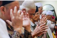 Jamaah menunaikan shalat Tarawih di masjid selama bulan Ramadan.