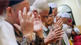 Jamaah menunaikan shalat Tarawih di masjid selama bulan Ramadan.