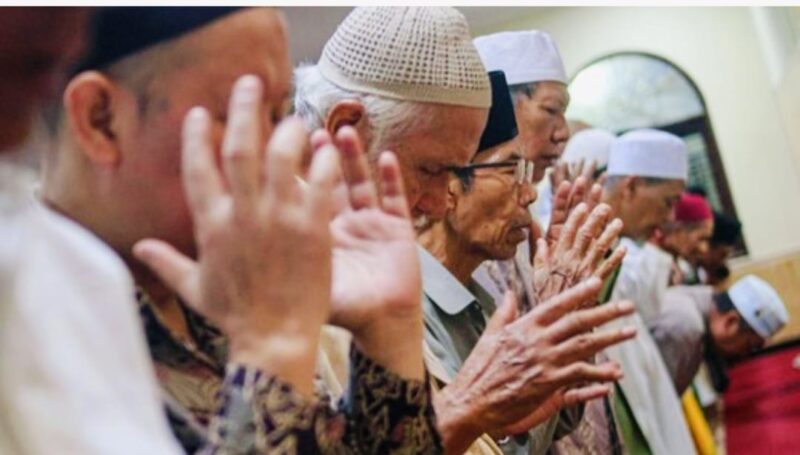 Jamaah menunaikan shalat Tarawih di masjid selama bulan Ramadan.