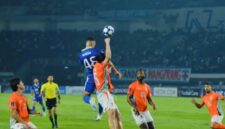 Pemain Persib Bandung merayakan gol Andrew Jung saat menghadapi Ratchaburi FC di babak 16 besar AFC Champions League Two 2025/2026.