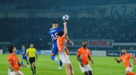 Pemain Persib Bandung merayakan gol Andrew Jung saat menghadapi Ratchaburi FC di babak 16 besar AFC Champions League Two 2025/2026.