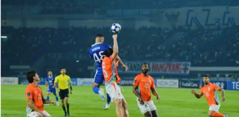 Pemain Persib Bandung merayakan gol Andrew Jung saat menghadapi Ratchaburi FC di babak 16 besar AFC Champions League Two 2025/2026.