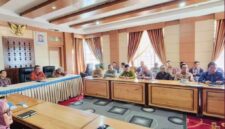 Wali Kota Sungai Penuh, Alfin, S.H., menghadiri entry meeting pemeriksaan interim LKPD 2025 bersama Tim Pemeriksa BPK RI Perwakilan Provinsi Jambi secara virtual di Ruang Pola Kantor Walikota Sungai Penuh