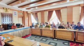 Wali Kota Sungai Penuh, Alfin, S.H., menghadiri entry meeting pemeriksaan interim LKPD 2025 bersama Tim Pemeriksa BPK RI Perwakilan Provinsi Jambi secara virtual di Ruang Pola Kantor Walikota Sungai Penuh