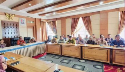 Wali Kota Sungai Penuh Alfin menghadiri entry meeting pemeriksaan interim LKPD 2025 bersama tim BPK RI Jambi secara virtual di Kantor Walikota