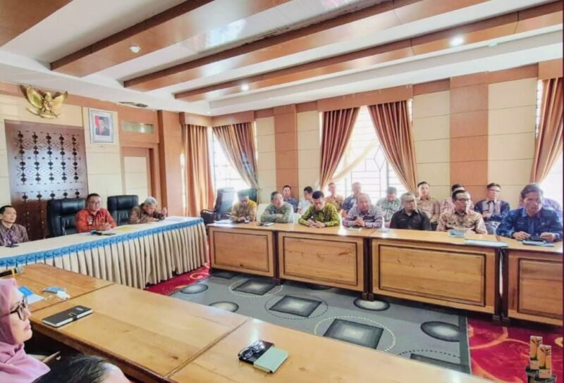 Wali Kota Sungai Penuh, Alfin, S.H., menghadiri entry meeting pemeriksaan interim LKPD 2025 bersama Tim Pemeriksa BPK RI Perwakilan Provinsi Jambi secara virtual di Ruang Pola Kantor Walikota Sungai Penuh