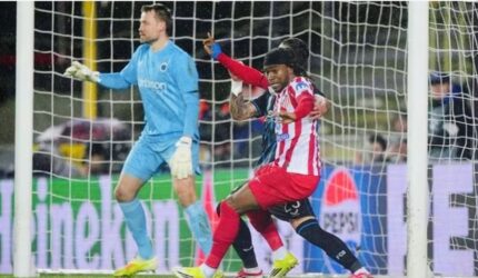 Momen duel pemain Club Brugge dan Atletico Madrid dalam laga playoff Liga Champions yang berakhir 3-3.