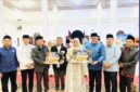 Wako Alfin bersama jajaran dan perwakilan PT Tren Gen Horizon menyerahkan hadiah paket umrah kepada juara MTQ Desa Talang Lindung di Masjid Baitul Makmur, Kecamatan Sungai Bungkal.