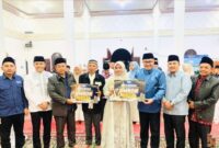 Wako Alfin bersama jajaran dan perwakilan PT Tren Gen Horizon menyerahkan hadiah paket umrah kepada juara MTQ Desa Talang Lindung di Masjid Baitul Makmur, Kecamatan Sungai Bungkal.