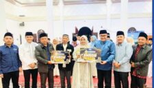 Wako Alfin bersama jajaran dan perwakilan PT Tren Gen Horizon menyerahkan hadiah paket umrah kepada juara MTQ Desa Talang Lindung di Masjid Baitul Makmur, Kecamatan Sungai Bungkal.