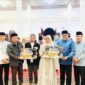 Wako Alfin bersama jajaran dan perwakilan PT Tren Gen Horizon menyerahkan hadiah paket umrah kepada juara MTQ Desa Talang Lindung di Masjid Baitul Makmur, Kecamatan Sungai Bungkal.