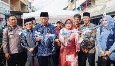 Wawako Azhar Hamzah saat meresmikan Pasar Mambo Ramadhan 1447 H di Kota Sungai Penuh