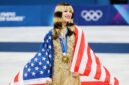 Alysa Liu merayakan kemenangan usai memastikan medali emas figure skating putri di Olimpiade Musim Dingin 2026 Milano-Cortina.