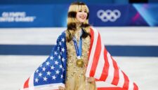 Alysa Liu merayakan kemenangan usai memastikan medali emas figure skating putri di Olimpiade Musim Dingin 2026 Milano-Cortina.