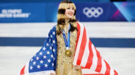 Alysa Liu merayakan kemenangan usai memastikan medali emas figure skating putri di Olimpiade Musim Dingin 2026 Milano-Cortina.