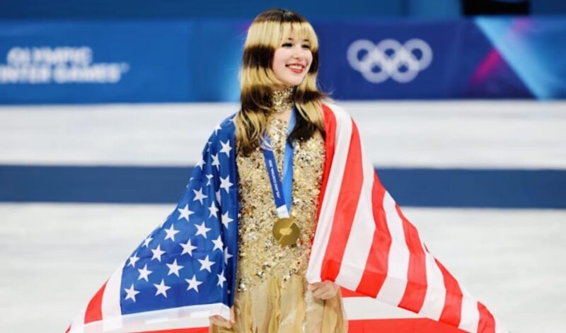 Alysa Liu merayakan kemenangan usai memastikan medali emas figure skating putri di Olimpiade Musim Dingin 2026 Milano-Cortina.