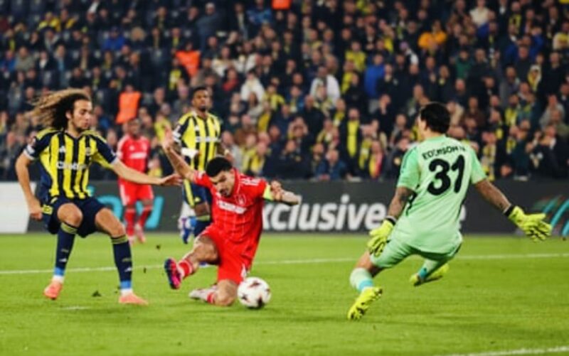 Pemain Nottingham Forest merayakan gol saat mengalahkan Fenerbahce 3-0 pada leg pertama play-off 16 besar Liga Europa.