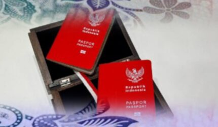 Desain baru Paspor Indonesia dengan motif wastra Nusantara di halaman dalam