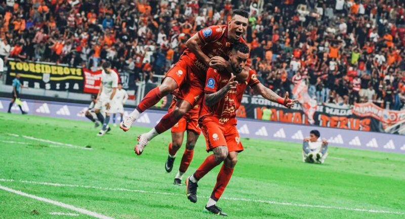 Pemain Persija Jakarta merayakan gol saat menghadapi PSM Makassar di JIS.
