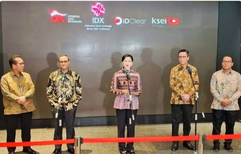 Perwakilan Otoritas Jasa Keuangan dan Bursa Efek Indonesia saat menyampaikan keterangan pers mengenai perkembangan proposal reformasi pasar modal kepada MSCI dan FTSE Russell di Jakarta.
