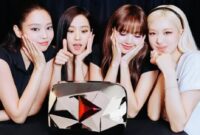 BLACKPINK dianugerahi Red Diamond Creator Award setelah berhasil menembus 100 juta subscribers di kanal resmi YouTube.