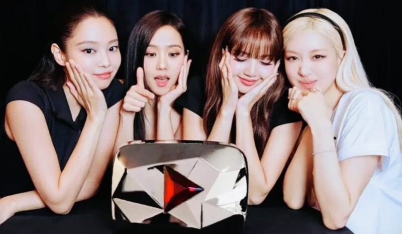 BLACKPINK dianugerahi Red Diamond Creator Award setelah berhasil menembus 100 juta subscribers di kanal resmi YouTube.