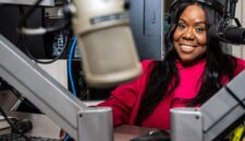 Studio WKKC 89.3 FM di Kennedy-King College yang menjadi pusat siaran musik dan budaya Black Chicago.