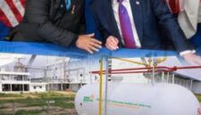 Ilustrasi pertemuan Presiden Indonesia dan Presiden Amerika Serikat dalam kerja sama perdagangan energi, seiring kebijakan pengalihan impor migas RI ke AS.