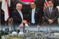 Pertemuan strategis Pertamina Patra Niaga dengan mitra energi global di Washington DC untuk mengamankan pasokan minyak mentah dan LPG 2026, ditampilkan bersama ilustrasi fasilitas kilang dan terminal energi nasional.