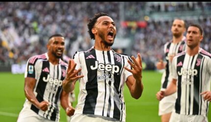 Pemain Juventus dan Como dalam laga Serie A