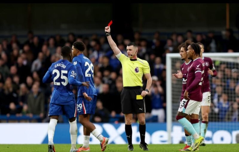 Chelsea ditahan Burnley 1-1 setelah kartu merah dan gol injury time menggagalkan kemenangan tuan rumah di Stamford Bridge
