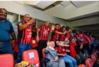 Gubernur Papua, Matius Fakhiri, hadir langsung mendukung Persipura Jayapura di Stadion Lukas Enembe.