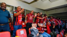 Gubernur Papua, Matius Fakhiri, hadir langsung mendukung Persipura Jayapura di Stadion Lukas Enembe.