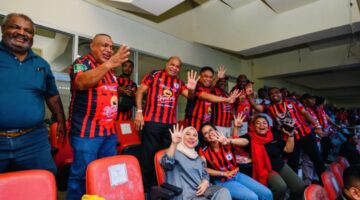 Gubernur Papua, Matius Fakhiri, hadir langsung mendukung Persipura Jayapura di Stadion Lukas Enembe.