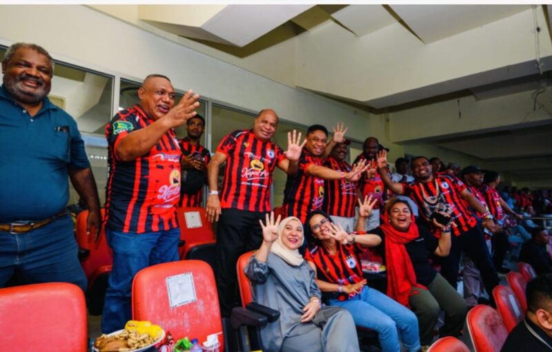 Gubernur Papua, Matius Fakhiri, hadir langsung mendukung Persipura Jayapura di Stadion Lukas Enembe.