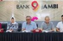 Dirut Bank Jambi Khairul Suhairi didampingi jajaran manajemen saat memberikan klarifikasi terkait isu dugaan dana nasabah berkurang.