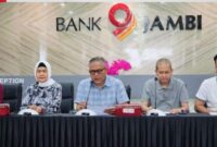 Dirut Bank Jambi Khairul Suhairi didampingi jajaran manajemen saat memberikan klarifikasi terkait isu dugaan dana nasabah berkurang.