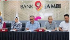 Dirut Bank Jambi Khairul Suhairi didampingi jajaran manajemen saat memberikan klarifikasi terkait isu dugaan dana nasabah berkurang.