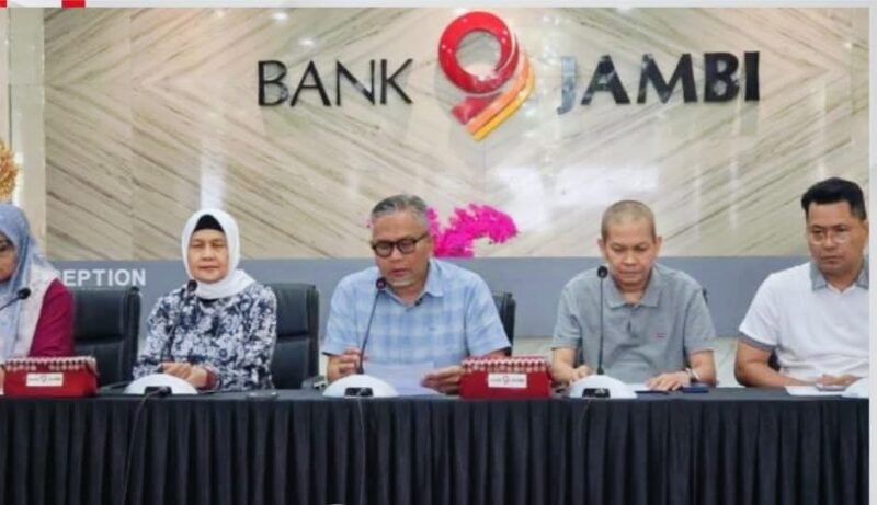 Dirut Bank Jambi Khairul Suhairi didampingi jajaran manajemen saat memberikan klarifikasi terkait isu dugaan dana nasabah berkurang.