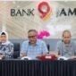 Dirut Bank Jambi Khairul Suhairi didampingi jajaran manajemen saat memberikan klarifikasi terkait isu dugaan dana nasabah berkurang.