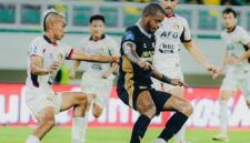 Pemain Dewa United mencoba menguasai bola saat mendapat kawalan ketat dari pemain Borneo FC dalam pertandingan BRI Super League 2025/2026 yang berakhir dengan skor 2-1 di Stadion Indomilk Arena, Tangerang, Minggu (22/2/2026).