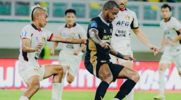 Pemain Dewa United mencoba menguasai bola saat mendapat kawalan ketat dari pemain Borneo FC dalam pertandingan BRI Super League 2025/2026 yang berakhir dengan skor 2-1 di Stadion Indomilk Arena, Tangerang, Minggu (22/2/2026).