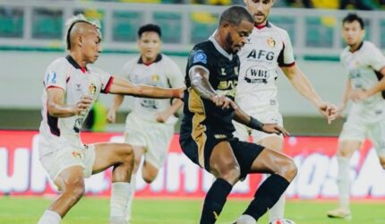 Pemain Dewa United berebut bola dengan pemain Borneo FC pada laga BRI Super League 2025/2026.