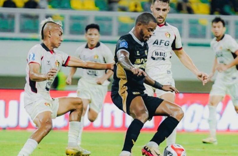 Pemain Dewa United mencoba menguasai bola saat mendapat kawalan ketat dari pemain Borneo FC dalam pertandingan BRI Super League 2025/2026 yang berakhir dengan skor 2-1 di Stadion Indomilk Arena, Tangerang, Minggu (22/2/2026).