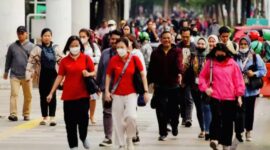 Suasana pekerja berjalan kaki di kawasan perkantoran menjelang periode libur dan cuti bersama Lebaran 2026.