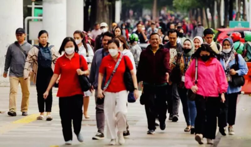 Suasana pekerja berjalan kaki di kawasan perkantoran menjelang periode libur dan cuti bersama Lebaran 2026.