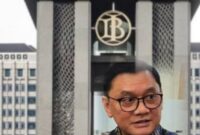 Gedung Bank Indonesia di Jakarta dengan ilustrasi Kepala Departemen Komunikasi BI Ramdan Denny Prakoso terkait percepatan jadwal tukar uang baru 2026 melalui aplikasi PINTAR.