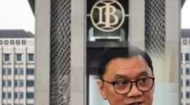 Gedung Bank Indonesia di Jakarta dengan ilustrasi Kepala Departemen Komunikasi BI Ramdan Denny Prakoso terkait percepatan jadwal tukar uang baru 2026 melalui aplikasi PINTAR.
