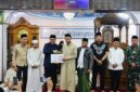 Wali Kota Sungai Penuh Alfin menyerahkan bantuan CSR Rp10 juta kepada pengurus Masjid Baiturahman saat Safari Ramadhan 1447 H